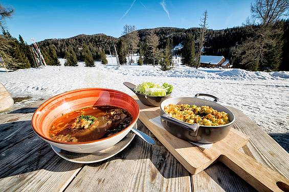 Kaspressknödelsuppe und Kässpätzle auf der Alm im Salzburger Lungau (c) Ferienregion Salzburger Lungau