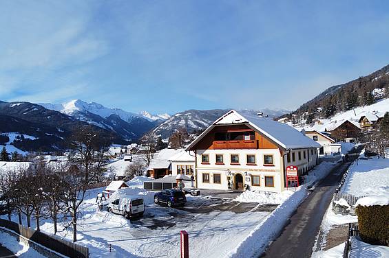 Außenansicht des Hotel Metzgerstub'n im Winter bei Schnee