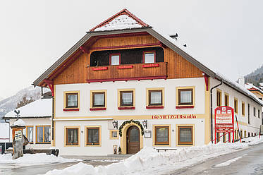 Außenansicht Metzgerstub'n bei Schnee